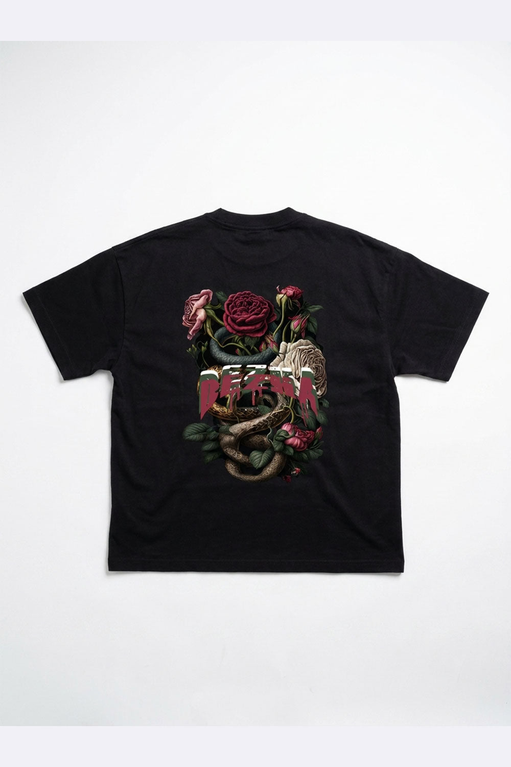 DEZHA SNAKE & ROSES Oversized T-Shirt mit Front- und Backprint aus 240 GSM Baumwolle und ausdrucksstarkem Streetwear-Design.