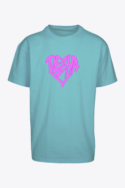 DEZHA Oversized T-Shirt mit pinkem Herz-Logo, urbanes Streetwear Shirt, Crewneck & überschnittene Schultern.
DEZHA Oversized Shirt, pinkes Herz-Design, hochwertiges Baumwollgewebe 240gsm.