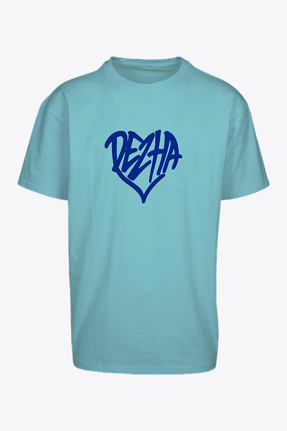 DEZHA Oversized T-Shirt mit blauem Herz-Logo, Oversized Fit, Heavy Cotton, urbaner Streetwear Look.
Rückseite DEZHA Oversized Shirt, blaues Herz vorne, minimalistisch & fair produziert.