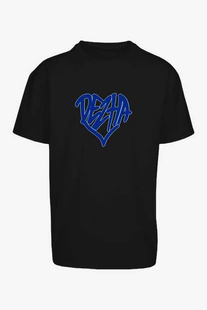 DEZHA Oversized T-Shirt mit blauem Herz-Logo, Oversized Fit, Heavy Cotton, urbaner Streetwear Look.
Rückseite DEZHA Oversized Shirt, blaues Herz vorne, minimalistisch & fair produziert.