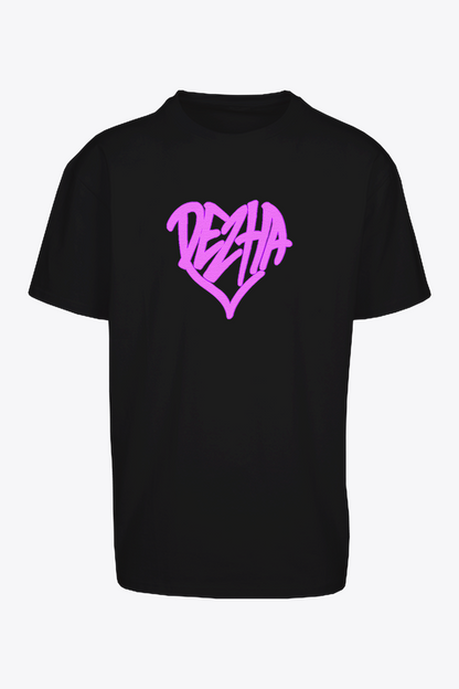 DEZHA Oversized T-Shirt mit pinkem Herz-Logo, urbanes Streetwear Shirt, Crewneck & überschnittene Schultern.
DEZHA Oversized Shirt, pinkes Herz-Design, hochwertiges Baumwollgewebe 240gsm.