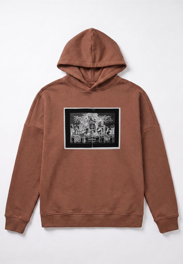 DEZHA Oversized Hoodie mit gemütlichem Fit, überkreuzter Kapuze und auffälligem Front-Design, Streetwear Style aus Berlin.