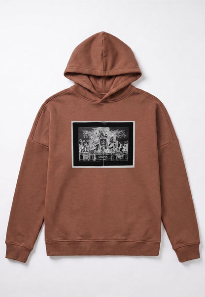 DEZHA Oversized Hoodie mit gemütlichem Fit, überkreuzter Kapuze und auffälligem Front-Design, Streetwear Style aus Berlin.