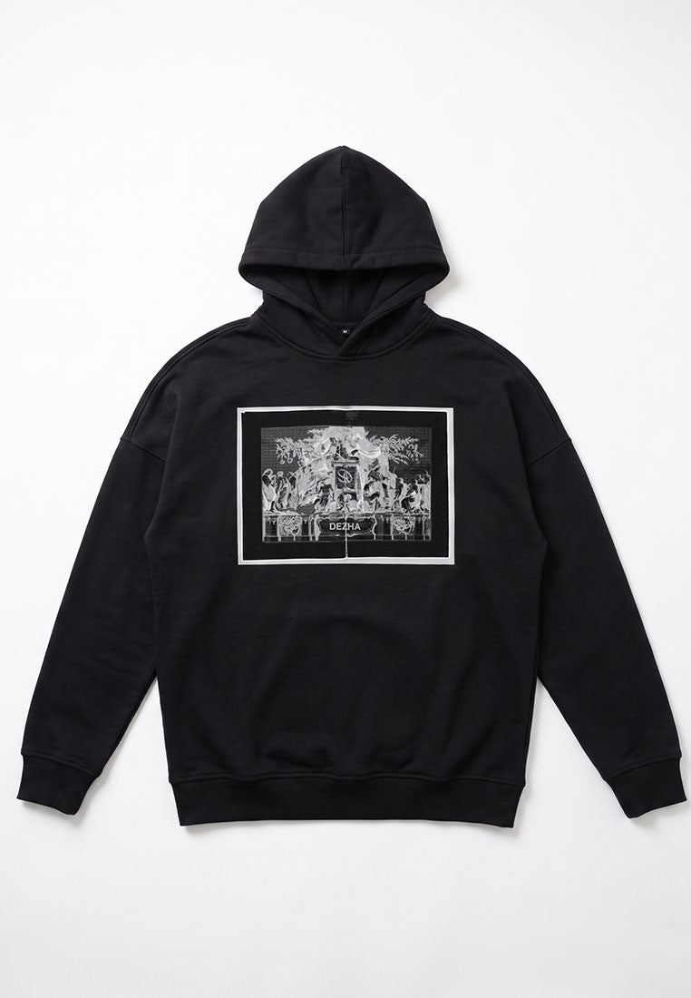 DEZHA Oversized Hoodie mit gemütlichem Fit, überkreuzter Kapuze und auffälligem Front-Design, Streetwear Style aus Berlin.