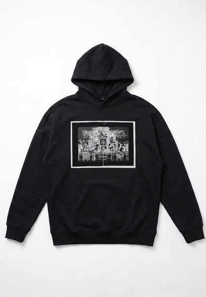 DEZHA Oversized Hoodie mit gemütlichem Fit, überkreuzter Kapuze und auffälligem Front-Design, Streetwear Style aus Berlin.