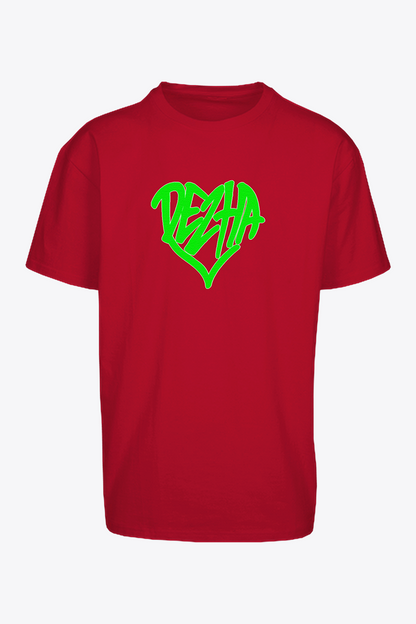 DEZHA Oversized T-Shirt mit grünem Herz-Logo, lässige Passform, urbaner Streetwear Style.
DEZHA Oversized Shirt, grünes Herz vorne, dicke Baumwolle 240gsm.
