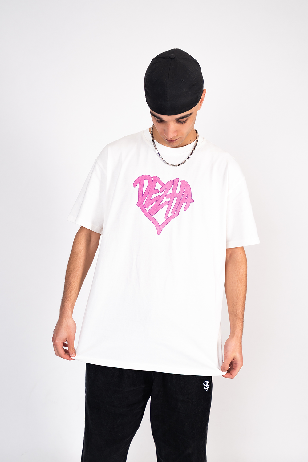 DEZHA Oversized T-Shirt mit pinkem Herz-Logo, urbanes Streetwear Shirt, Crewneck & überschnittene Schultern.
DEZHA Oversized Shirt, pinkes Herz-Design, hochwertiges Baumwollgewebe 240gsm.