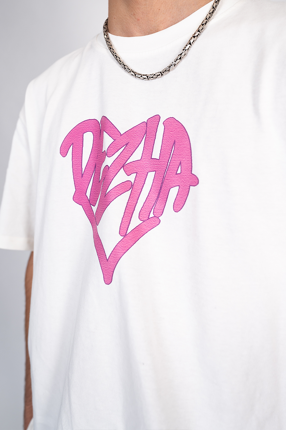 DEZHA Oversized T-Shirt mit pinkem Herz-Logo, urbanes Streetwear Shirt, Crewneck & überschnittene Schultern.
DEZHA Oversized Shirt, pinkes Herz-Design, hochwertiges Baumwollgewebe 240gsm.