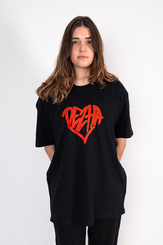 DEZHA Oversized T-Shirt mit rotem Herz-Logo, Heavy Cotton 240gsm, lässiger Oversized Fit.
DEZHA Oversized Shirt, rotes Herz-Design vorne, minimalistischer Streetwear Look.