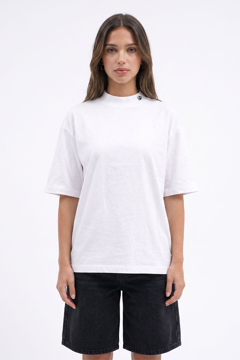 DEZHA DH T-NECK Oversized T-Shirt aus 250 GSM Baumwolle mit dezent gesticktem DH Logo am Kragen und modernem Streetwear-Look.