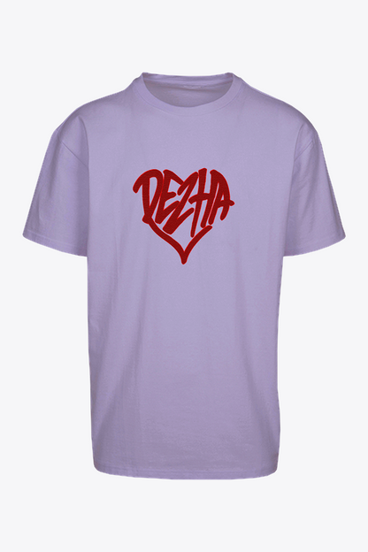 DEZHA Oversized T-Shirt mit rotem Herz-Logo, Heavy Cotton 240gsm, lässiger Oversized Fit.
DEZHA Oversized Shirt, rotes Herz-Design vorne, minimalistischer Streetwear Look.
