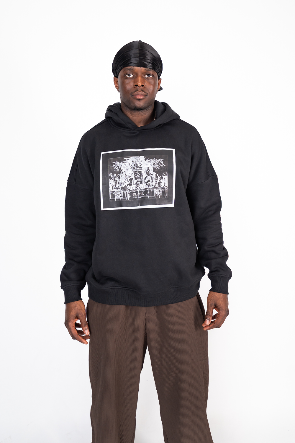 DEZHA Oversized Hoodie mit gemütlichem Fit, überkreuzter Kapuze und auffälligem Front-Design, Streetwear Style aus Berlin.