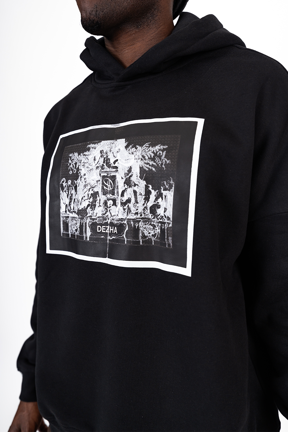 DEZHA Oversized Hoodie mit gemütlichem Fit, überkreuzter Kapuze und auffälligem Front-Design, Streetwear Style aus Berlin.