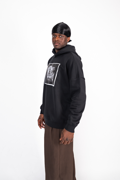 DEZHA Oversized Hoodie mit gemütlichem Fit, überkreuzter Kapuze und auffälligem Front-Design, Streetwear Style aus Berlin.