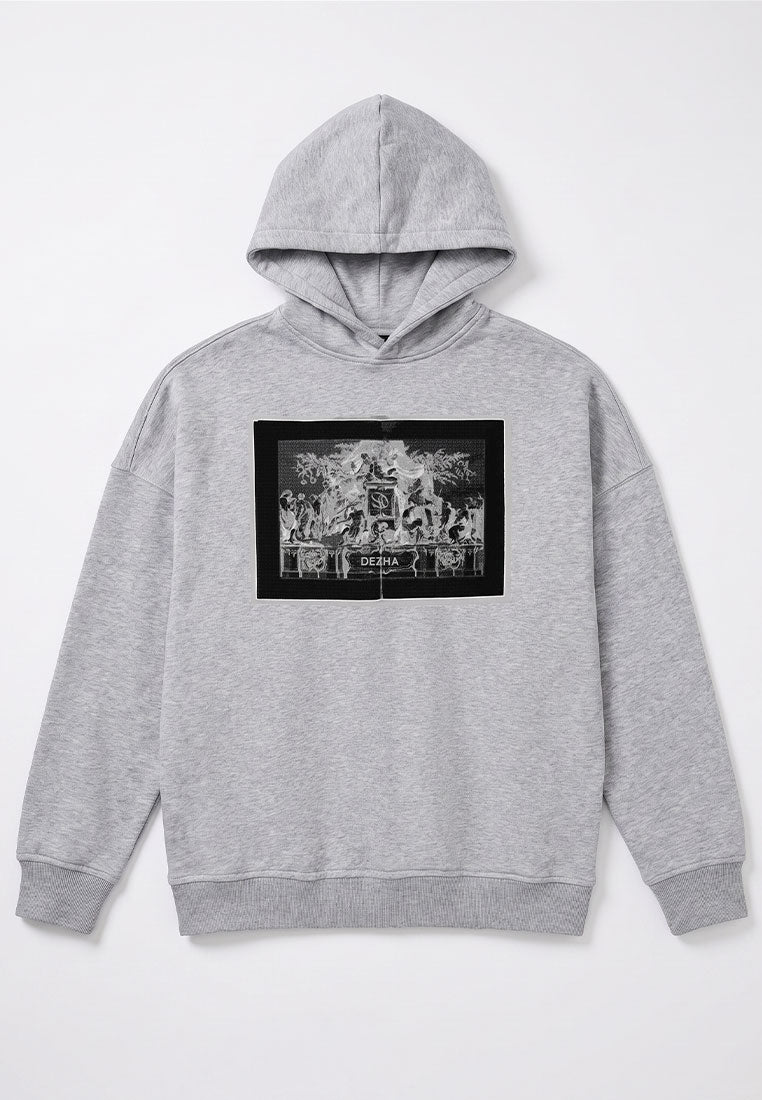 DEZHA Oversized Hoodie mit gemütlichem Fit, überkreuzter Kapuze und auffälligem Front-Design, Streetwear Style aus Berlin.