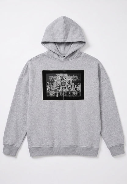 DEZHA Oversized Hoodie mit gemütlichem Fit, überkreuzter Kapuze und auffälligem Front-Design, Streetwear Style aus Berlin.