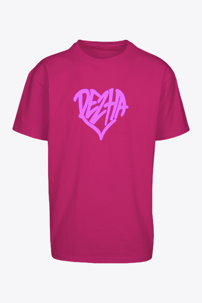 DEZHA Oversized T-Shirt mit pinkem Herz-Logo, urbanes Streetwear Shirt, Crewneck & überschnittene Schultern.
DEZHA Oversized Shirt, pinkes Herz-Design, hochwertiges Baumwollgewebe 240gsm.