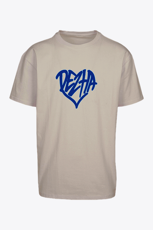 DEZHA Oversized T-Shirt mit blauem Herz-Logo, Oversized Fit, Heavy Cotton, urbaner Streetwear Look.
Rückseite DEZHA Oversized Shirt, blaues Herz vorne, minimalistisch & fair produziert.