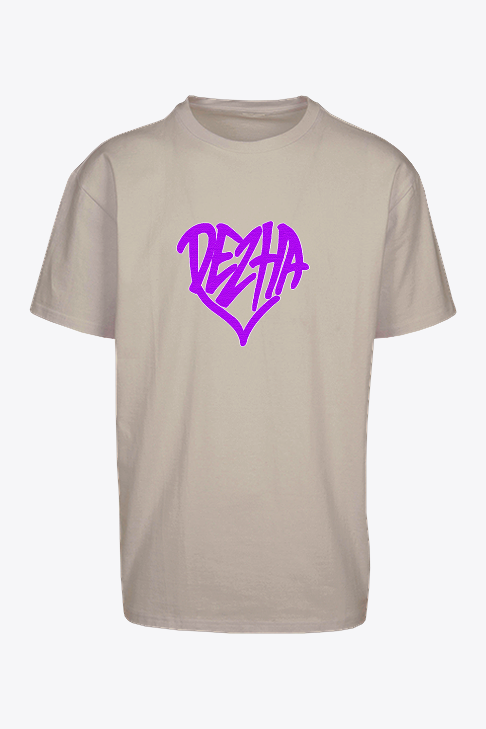 DEZHA Oversized T-Shirt mit lila Herz-Logo, markantes Streetwear Design, Heavy Cotton.
Rückseite DEZHA Oversized Shirt, lila Herz vorne, fair produziert & OEKO-TEX zertifiziert.