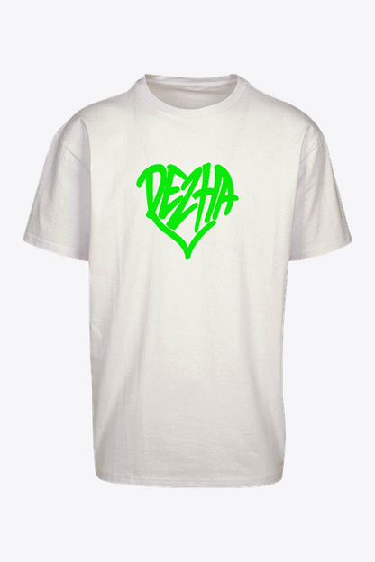 DEZHA Oversized T-Shirt mit grünem Herz-Logo, lässige Passform, urbaner Streetwear Style.
DEZHA Oversized Shirt, grünes Herz vorne, dicke Baumwolle 240gsm.