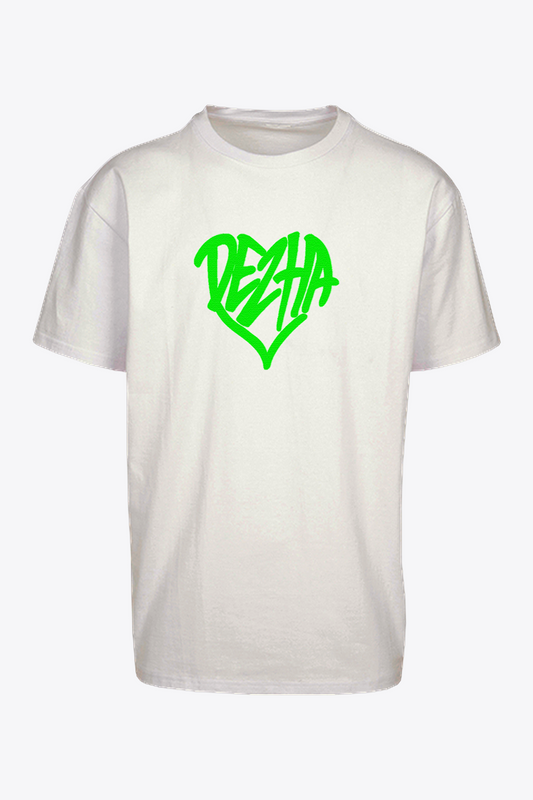 DEZHA Oversized T-Shirt mit grünem Herz-Logo, lässige Passform, urbaner Streetwear Style.
DEZHA Oversized Shirt, grünes Herz vorne, dicke Baumwolle 240gsm.