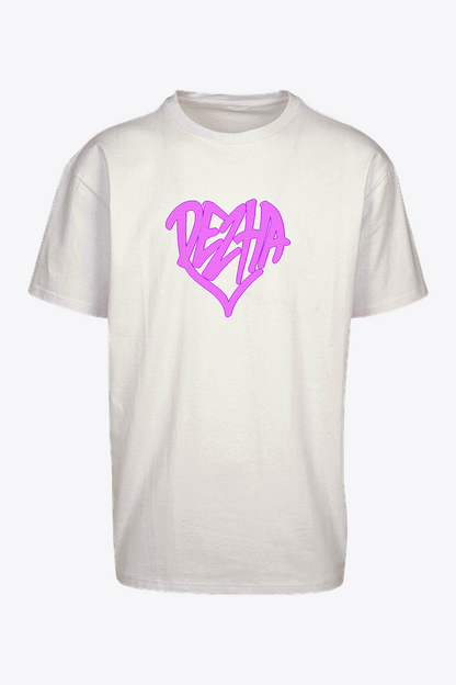 DEZHA Oversized T-Shirt mit pinkem Herz-Logo, urbanes Streetwear Shirt, Crewneck & überschnittene Schultern.
DEZHA Oversized Shirt, pinkes Herz-Design, hochwertiges Baumwollgewebe 240gsm.