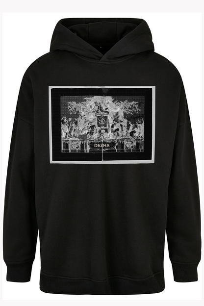 DEZHA Oversized Hoodie mit gemütlichem Fit, überkreuzter Kapuze und auffälligem Front-Design, Streetwear Style aus Berlin.