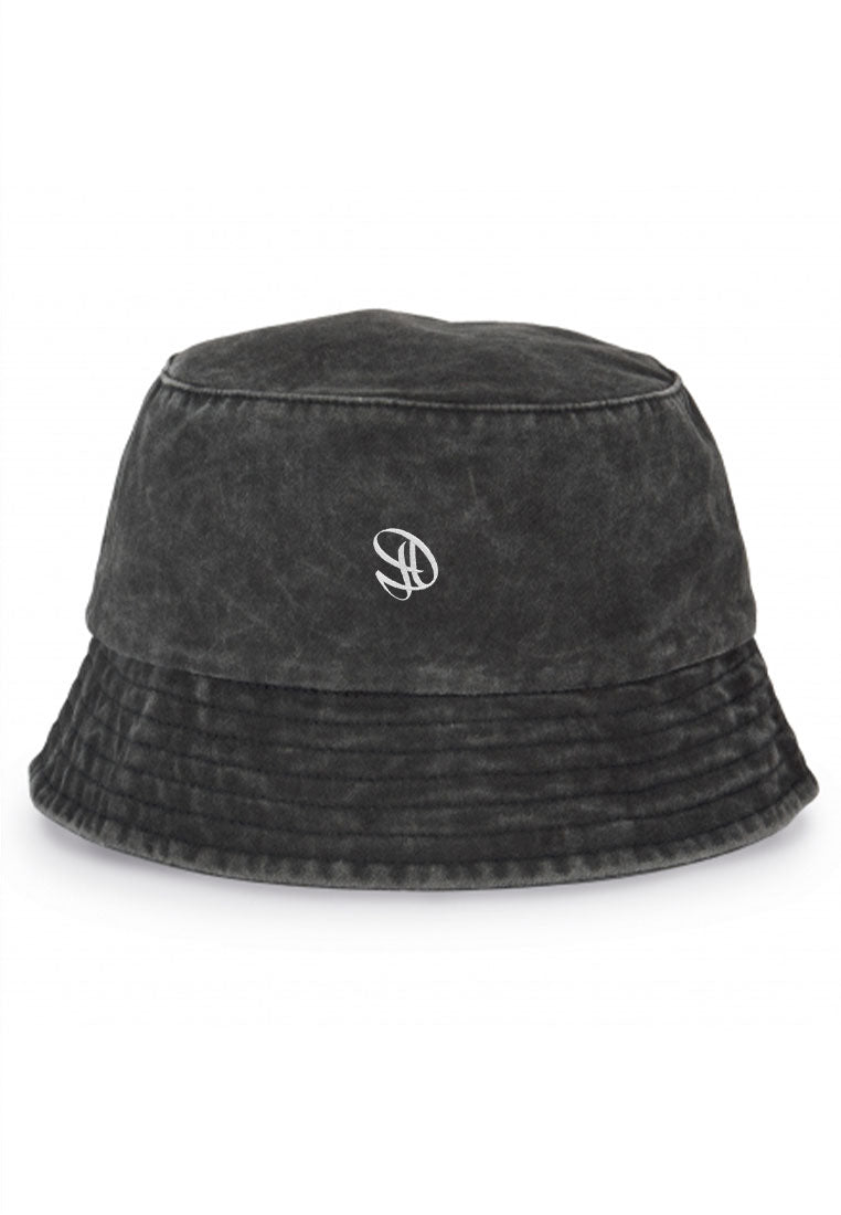 DEZHA DH BUCKET – 280 GSM Bucket Hat mit ausgewaschenem Acid-Wash-Look, gesticktem DEZHA Logo und 7 Ziernähten.