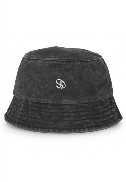DEZHA DH BUCKET – 280 GSM Bucket Hat mit ausgewaschenem Acid-Wash-Look, gesticktem DEZHA Logo und 7 Ziernähten.