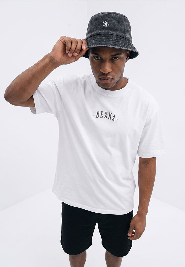 DEZHA DH BUCKET – 280 GSM Bucket Hat mit ausgewaschenem Acid-Wash-Look, gesticktem DEZHA Logo und 7 Ziernähten.