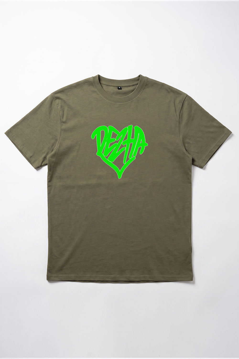 DEZHA DEZHeart Oversized T-Shirt mit markantem Heart Design, 240 GSM Heavy Cotton, Crewneck und überschnittenen Schultern.